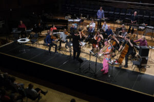 Alex Paxton als Solist mit dem Ensemble Modern. Foto: Barbara Fahle 