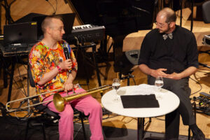 Alex Paxton im Gespräch mit Paul Cannon. Foto: Barbara Fahle